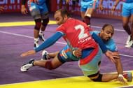Shinde attempts a block on Jasvir Singh